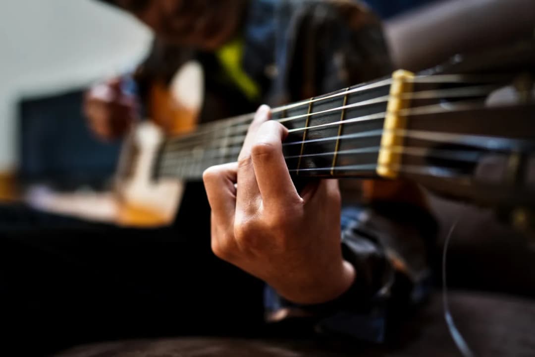 Czy nauka gry na gitarze jest trudna? Oto wyzwania i rozwiązania